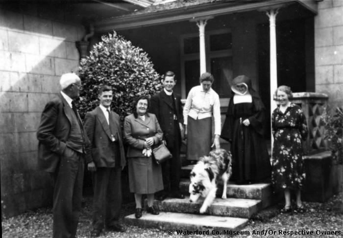 Group At An Fear Mór's House, Ring
